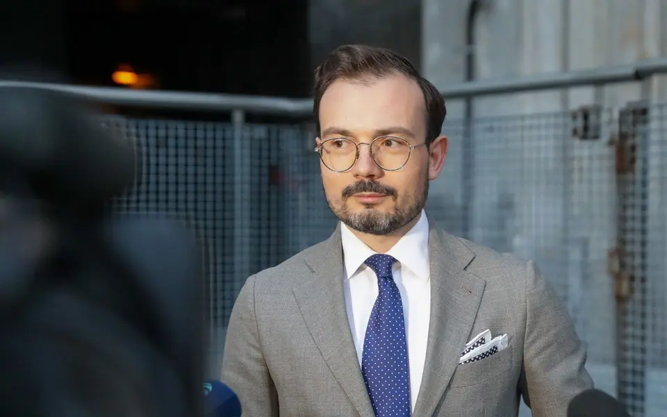 Warszawski adwokat zatrzymany za fałszywe alarmy bombowe i podszywanie się pod osoby publiczne