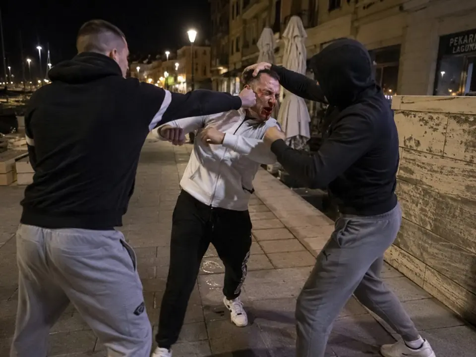 Nasilje v Izoli: mladenič izgubil več zob, 19-letnik huje poškodovan