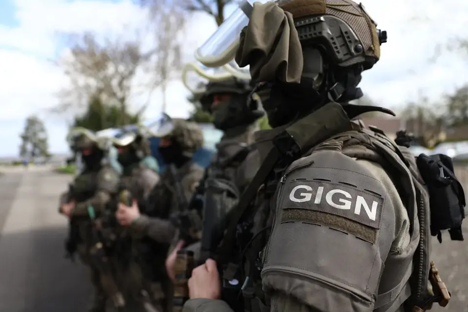 Deux gendarmes du GIGN blessés par balles aux Abymes, quatre suspects arrêtés
