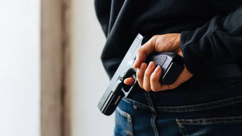 Oborožen rop trgovine v Kranju: policija išče dva maskirana storilca