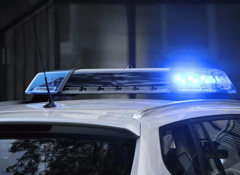 Nîmes : homme découvert mort dans sa voiture, enquête homicide lancée
