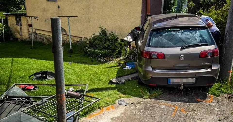 Drunk driver in Rožňava district crashes car into garden, woman hospitalised with serious injuries in Košice