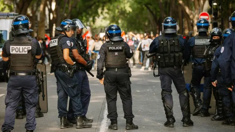 Police face aux fausses accusations sur réseaux sociaux lors des manifestations lycéennes