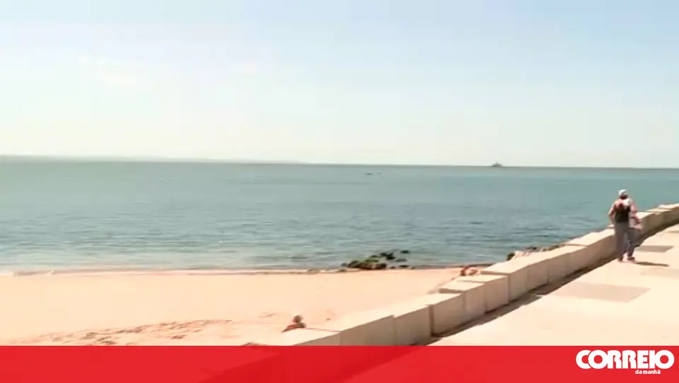 Off-duty police officer prevents two thefts at Paço de Arcos beach
