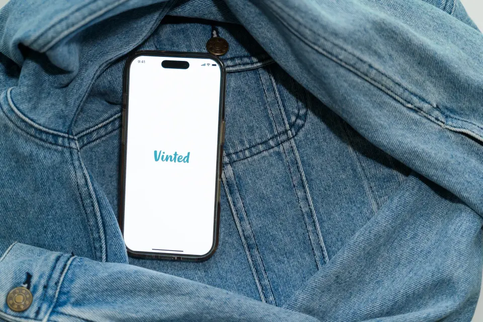 Phishing auf Vinted: Klagenfurterin verliert tausende Euro bei Jackenverkauf