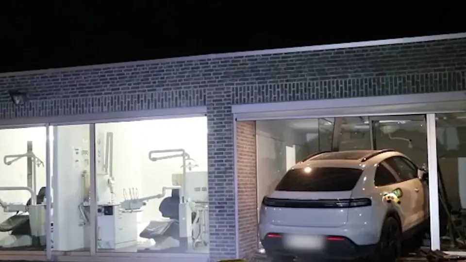 Dentiste roumain fonce deux fois dans un cabinet avec sa Porsche à Stekene