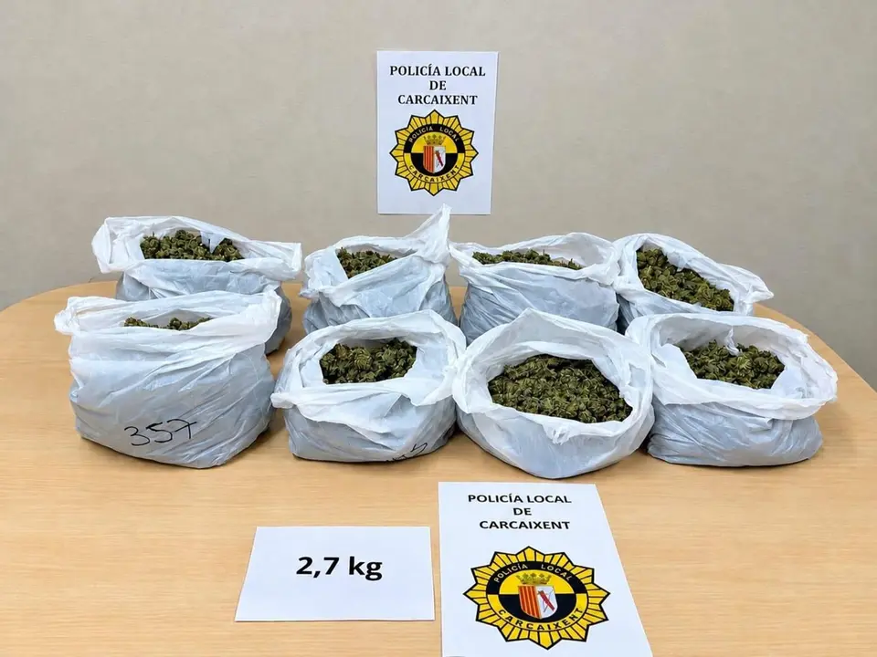 Local Police in Carcaixent Arrest Driver with 2.7 Kilos of Marijuana