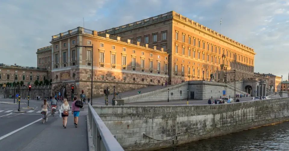 Man sköts i benet vid Kungliga slottet – häktad för grovt knivbrott