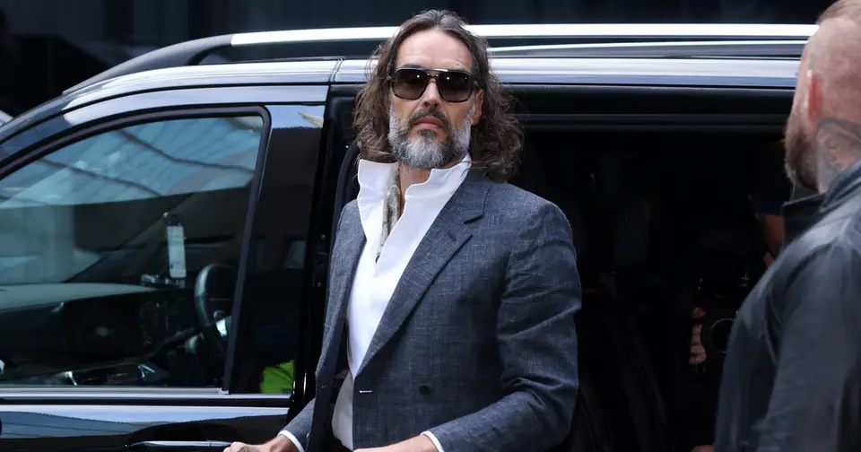 Russell Brand szexuális bűncselekmény pere megkezdődött Londonban