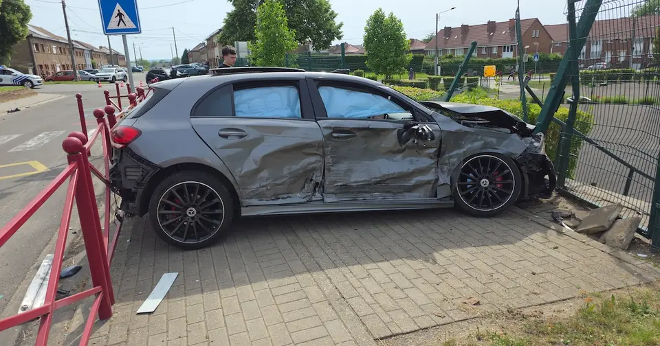 Fleeing driver in Mercedes hits school fence in Châtelineau with children present