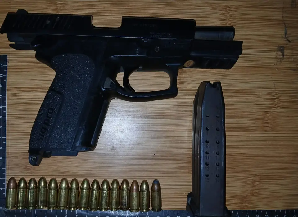 Taxi with 9mm pistol and marijuana stopped in Montevideo: one arrested