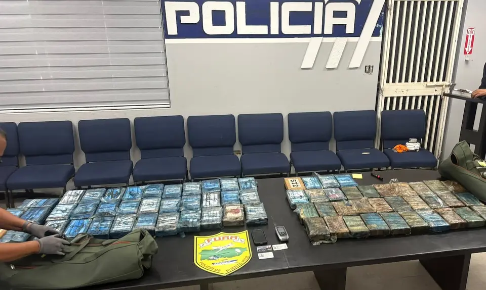 Decomisan 69 bloques de cocaína en Fajardo tras arrojo al mar; cuatro arrestados