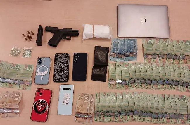 Three arrested after loaded Glock, 250g cocaine seized in Kingston west end