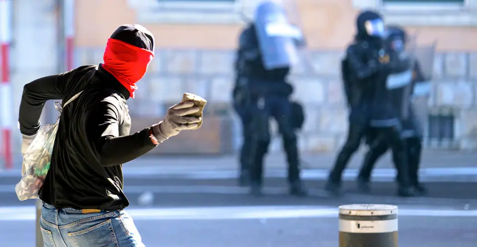 Violences à Genève avant le G7 : affrontements entre manifestants et police, une Tesla incendiée