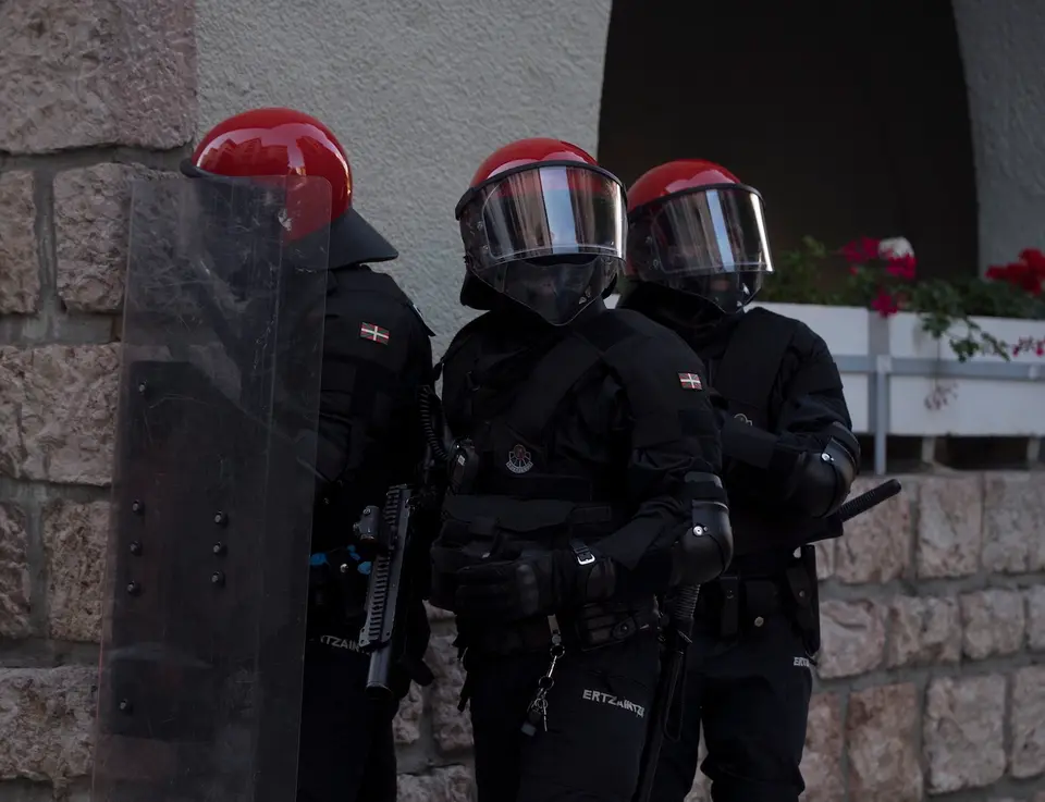Dos detenidos en Etxebarri por agredir a policías durante las fiestas de San Antonio