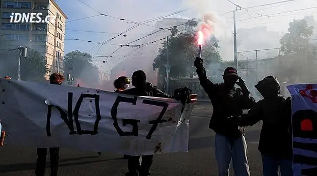 Manifestation anti-G7 à Genève : une Tesla incendiée et une banque vandalisée