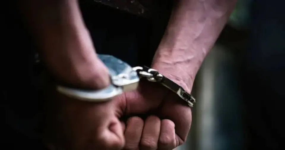 Drunk driver crashes into police patrol in Río Grande and is arrested with unlicensed revolver