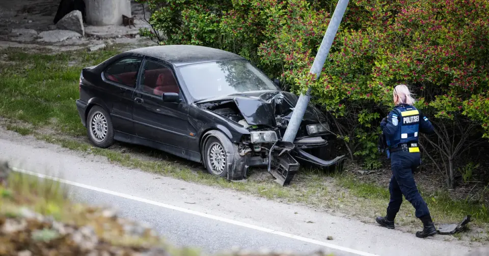 BMW driver collides with street lamp in Tallinn and flees scene