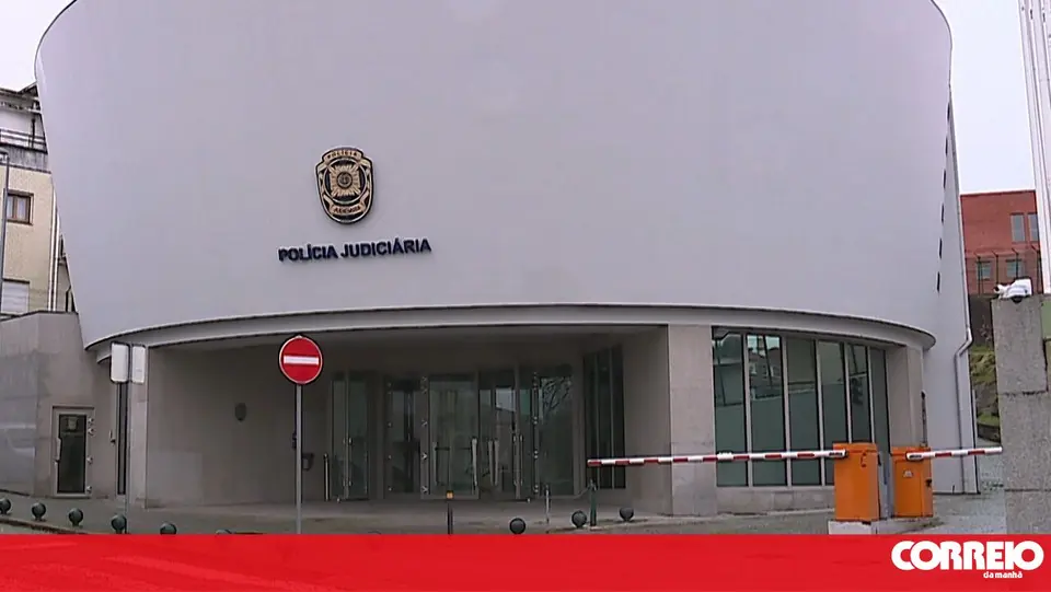 Homem de 33 anos detido por burlas milionárias usando contactos de stand do pai