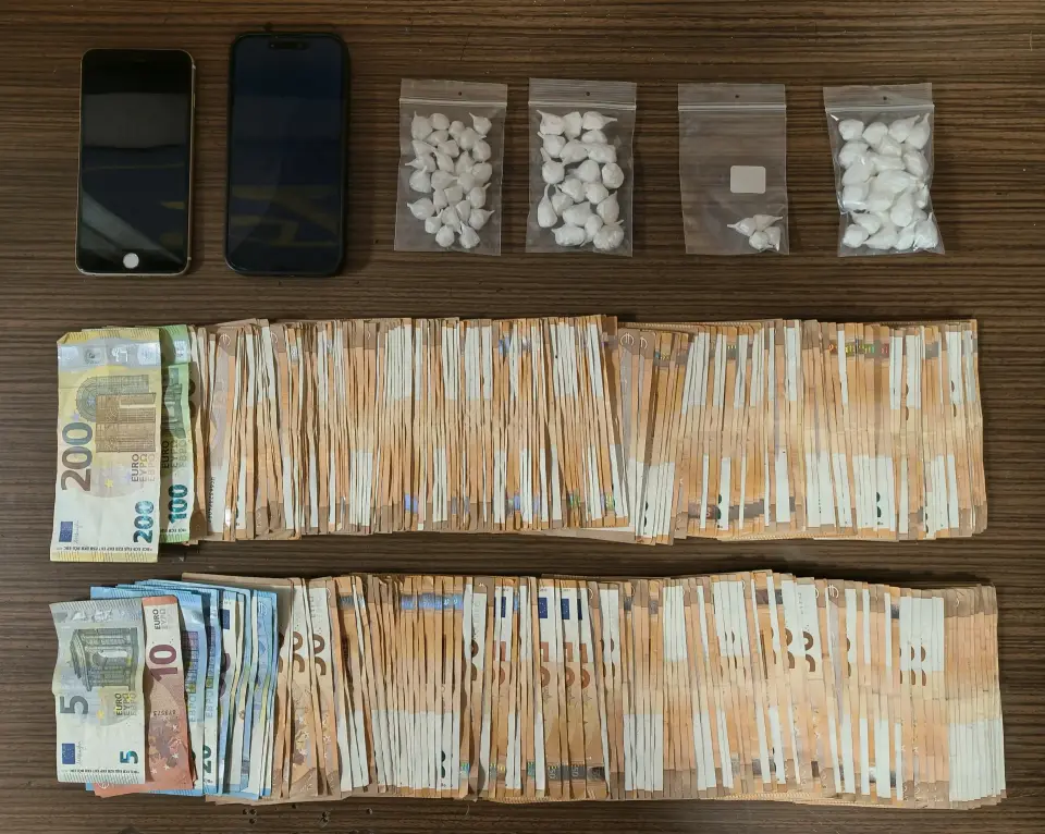 Σύλληψη διακινητή κοκαΐνης στο κέντρο Αθήνας – επιτέθηκε σε αστυνομικούς