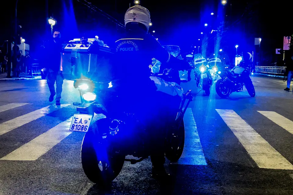 Έφοδος ΕΚΑΜ στα Μέγαρα: Έξι συλλήψεις για 78 απάτες μέσω τηλεφώνου