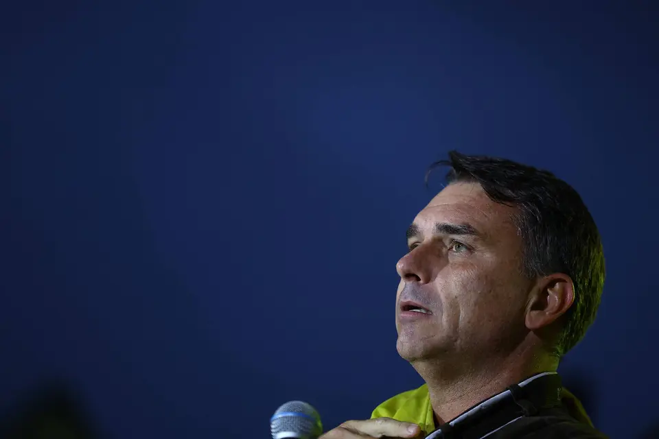 Empresa de apostas de investigado no INSS financiou voos de Flávio Bolsonaro na Europa