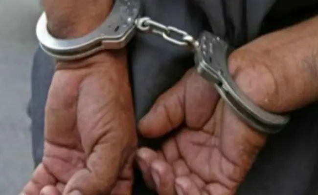 Falso policía detenido en La Paz por extorsionar turistas extranjeras con credenciales falsas