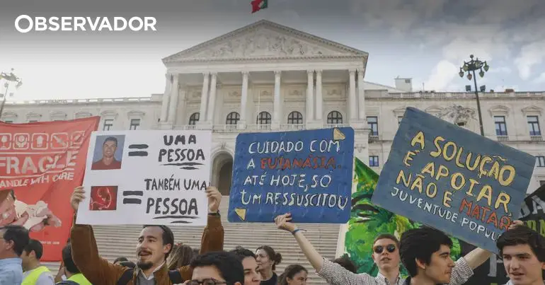 Designer charged with ten terrorist crimes after throwing Molotov cocktail at Life March in Lisbon