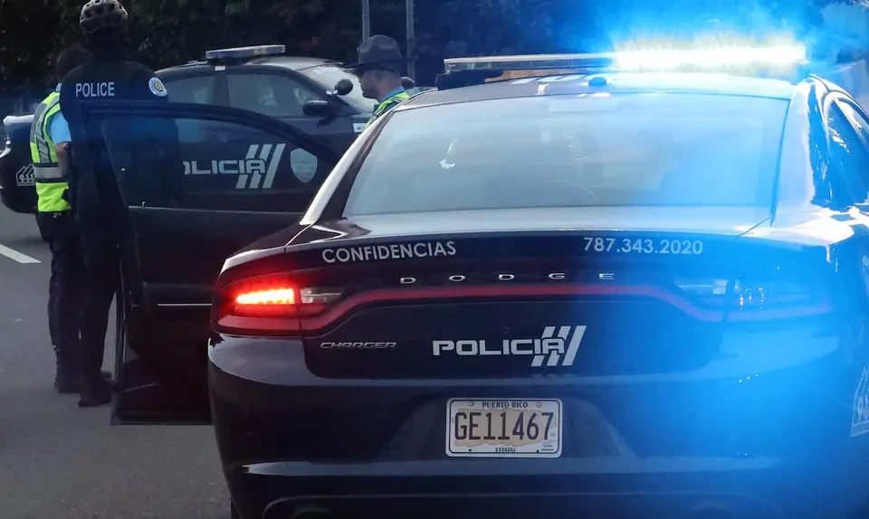 Herido en presunto intercambio de disparos con policías en San Juan