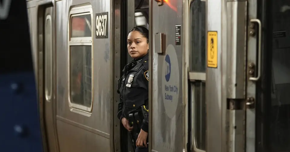 Man shot dead on E train platform at Midtown Manhattan subway station