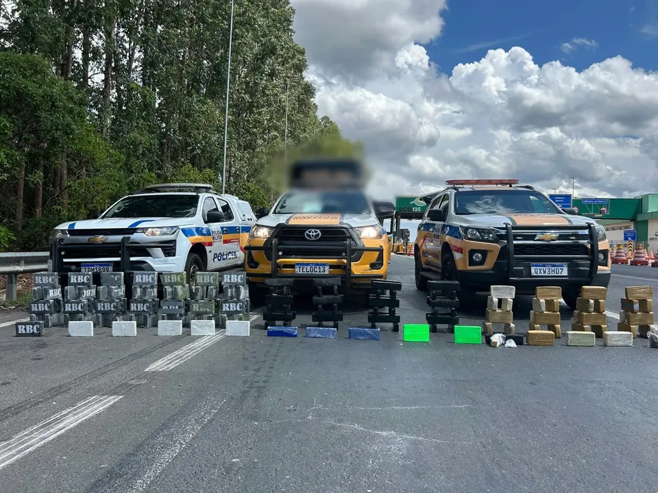 Mais de 100 kg de drogas apreendidos em ônibus na BR-135, em Curvelo (MG)