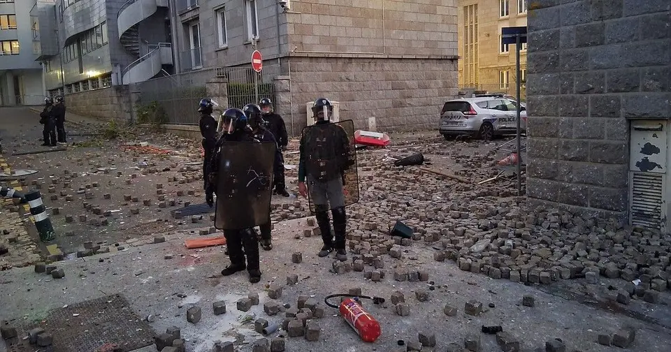 Brest : affrontements entre émeutiers et police lors d'une manifestation, dégâts majeurs