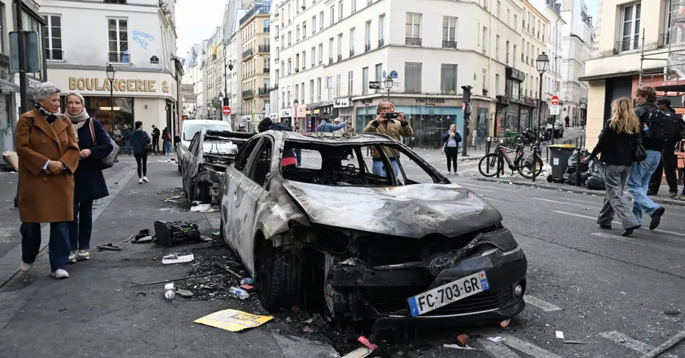 Paris : 1 800 interpellations lors de manifestations violentes, une mairie historique incendiée