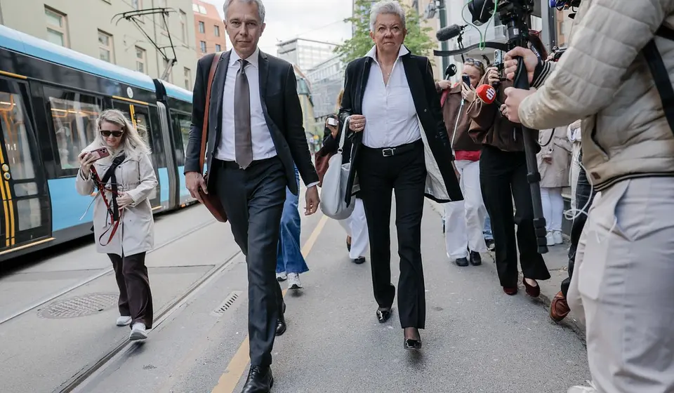 Høiby overvåker domsavsigelsen på skjerm fra Ila fengsel