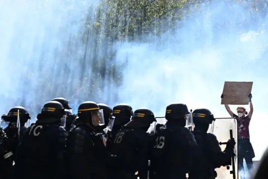 Přes 2000 zadržených po protestech ve Francii, ministr vnitra obvinil krajní levici