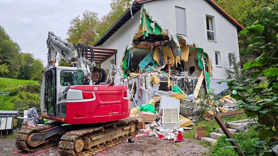 Mann rammt Einfamilienhaus mit Bagger - Familie entkommt unverletzt