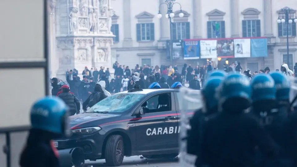 Milano, disordini a piazza Duomo: vetrine sfonate e 50 fermati