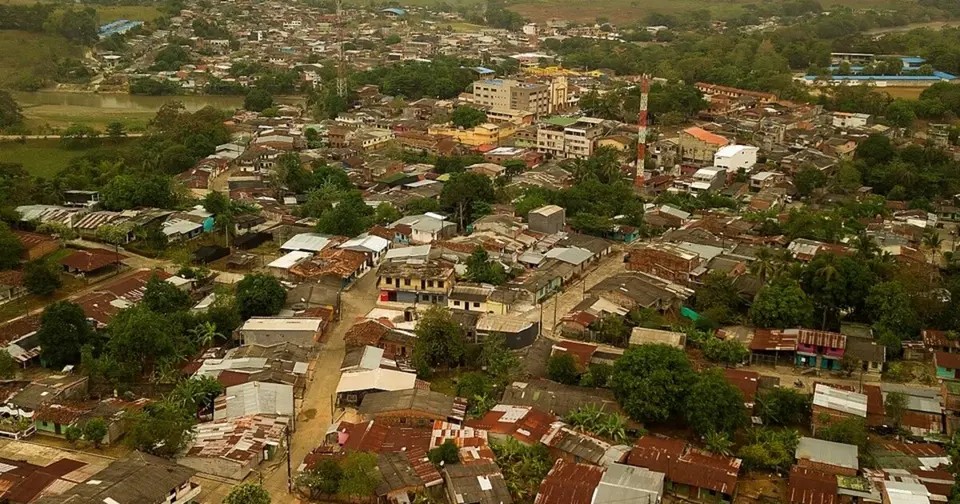 Escape of three detainees in El Bagre, Antioquia: two remain at large after cutting bars