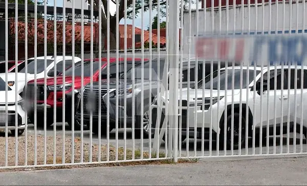 Dos autoventas intervenidas en Santa Cruz por lavado ligado al crimen organizado