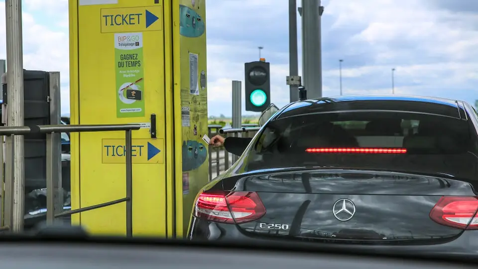 Escroquerie aux faux SMS de péage en France : les autorités alertent les automobilistes