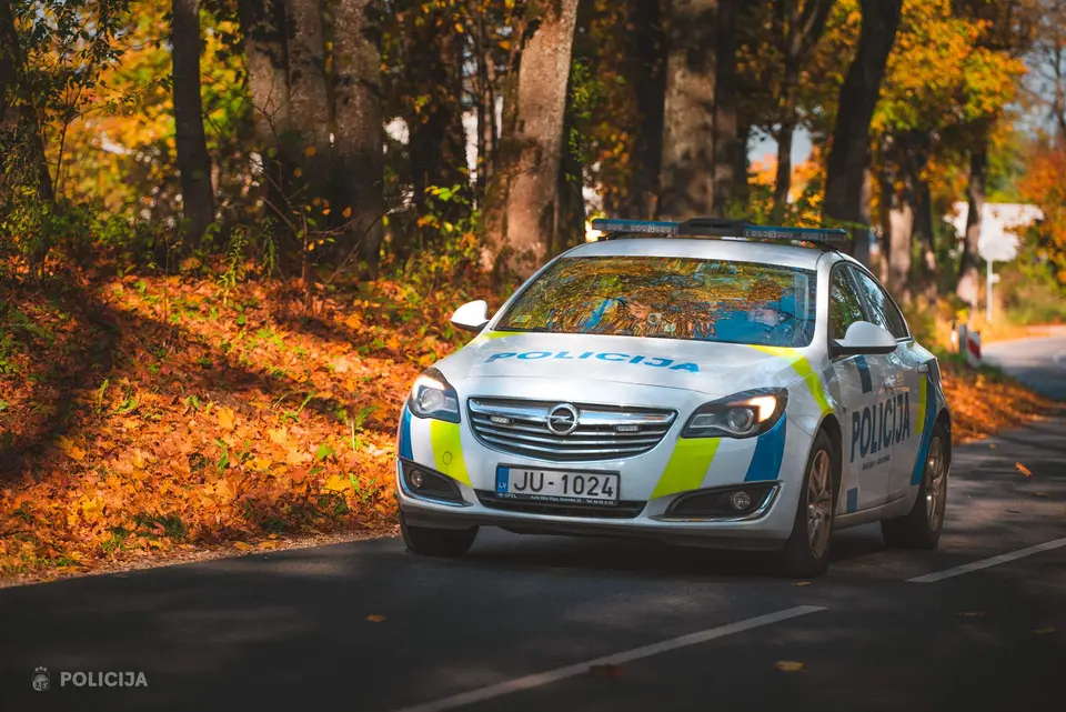Bezpajumtnieks Jēkabpilī apcietināts par zagtā "Ford" vadīšanu reibumā bez tiesībām