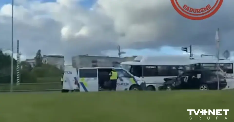 Jēkabpils leader crashes into bus whilst intoxicated with child in car