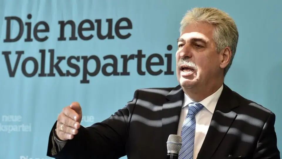 Bestechungsprozess in Wiener Neustadt: Wolf und Ex-Minister Schelling vor Gericht