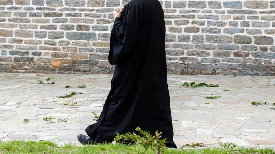 Romanian disguised as priest arrested in Greece on European arrest warrant for driving without licence