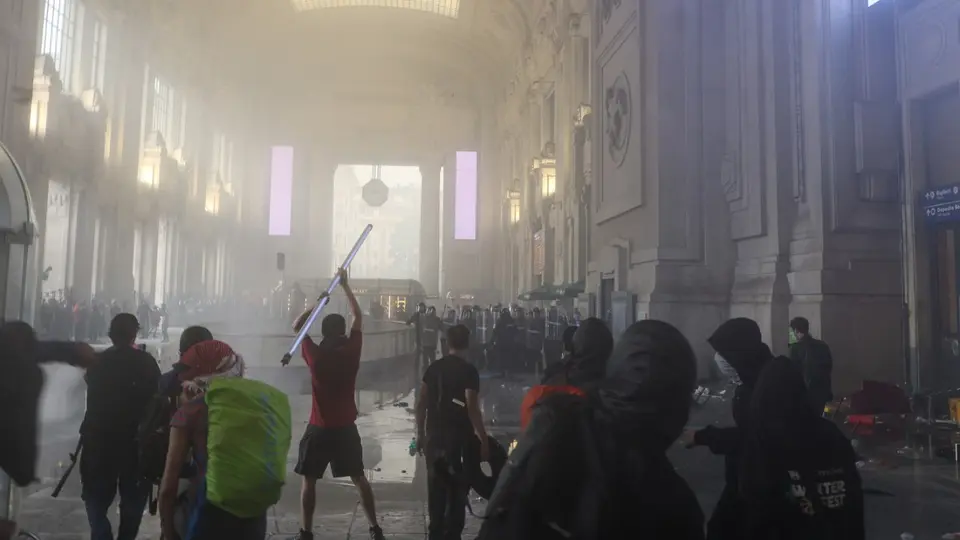 Milano, prosciolti due studenti per scontri in Centrale: estinti i reati dopo messa alla prova