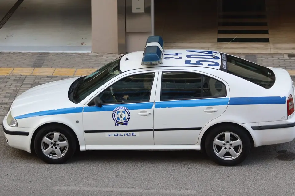 Άρτα: Σύλληψη πατέρα και παππού για έκθεση νηπίου σε πεζοδρόμιο
