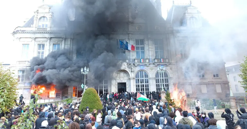 Limoges : mairie incendiée lors d'une manifestation de 5 000 personnes