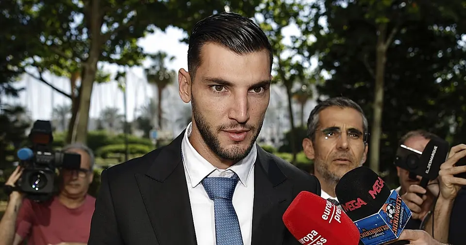Ocho años y medio de cárcel para el delantero Rafa Mir por abuso sexual