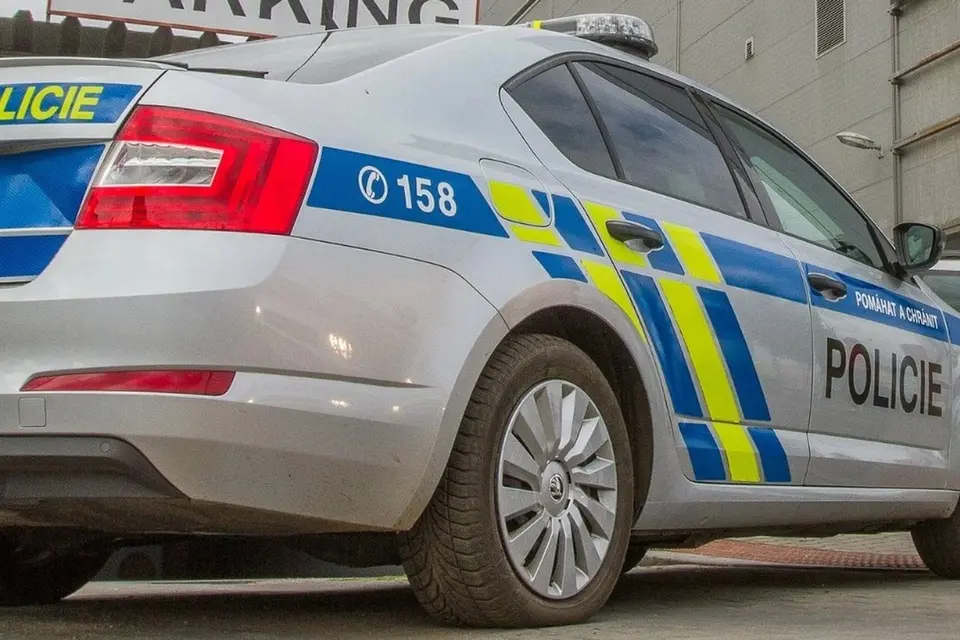Muž v Hradci Králové hrozil nožem třem příbuzným, policie ho zadržela