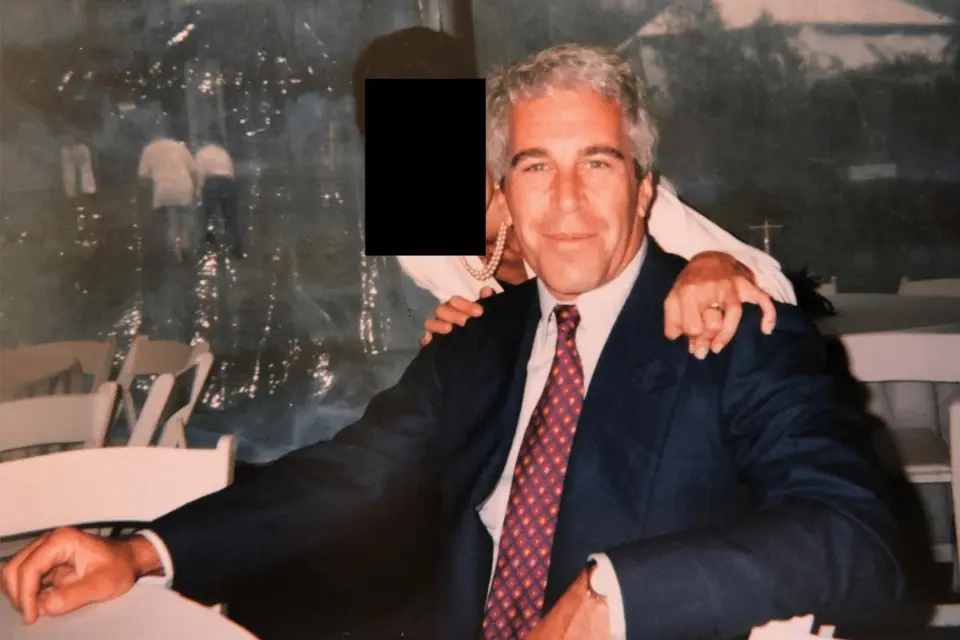 Affaire Epstein : des messages révèlent le réseau de rabatteuses